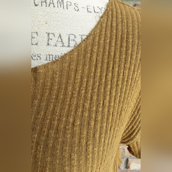 Urban Outfitters Out from Under Cropped Short Sleeve Top. - Picture 3 of 8